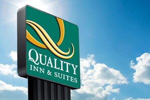 A sign for Quality Inn & Suites with a stylized logo and text. - Quality Inn & Suites Dickson (Dickson)