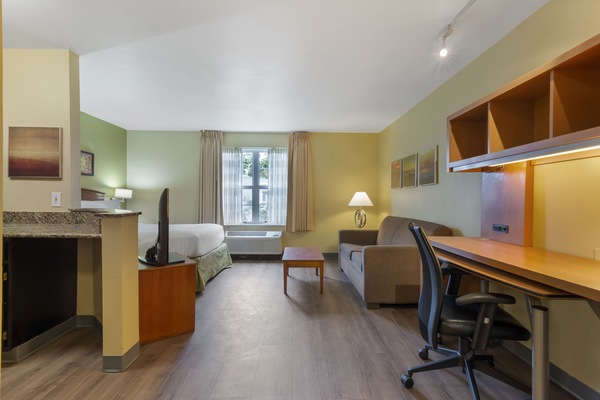 Premium Studio, Non Smoking, Refrigerator & Microwave | Hypo-allergenic bedding available, iron/ironing board, cribs (free)
