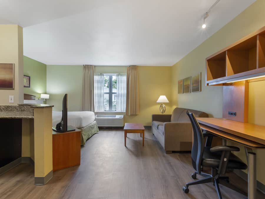 Premium-Studio, Nichtraucher, Kühlschrank und Mikrowelle | Allergikerbettwaren, Bügeleisen/Bügelbrett, kostenlose Babybetten