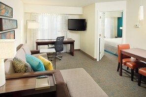 1 Schlafzimmer, Zimmersafe, Schreibtisch, Bügeleisen/Bügelbrett