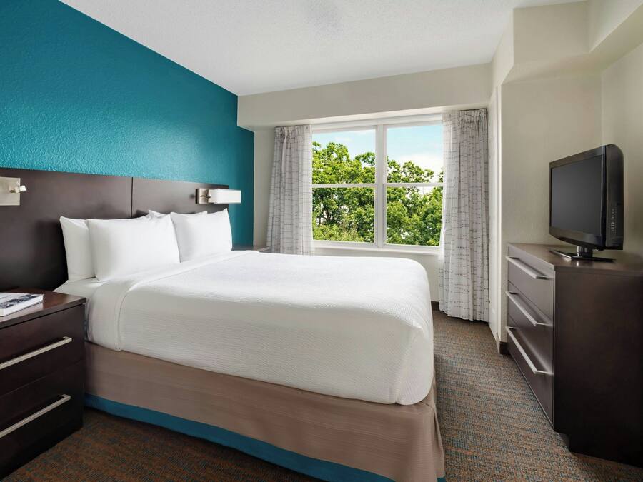 In-room safe, desk, iron/ironing board, free cots/infant beds