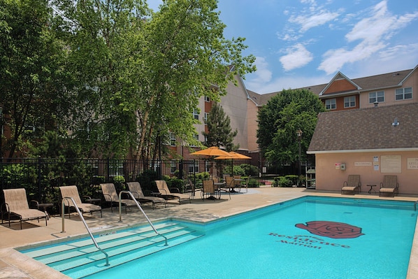 Piscine extérieure en saison