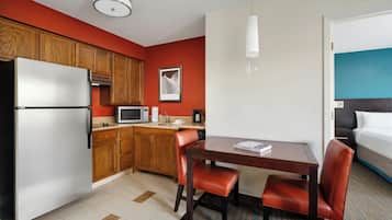 Suite, 1 habitación | Cocina privada | Refrigerador, microondas, lavavajillas y cafetera y tetera