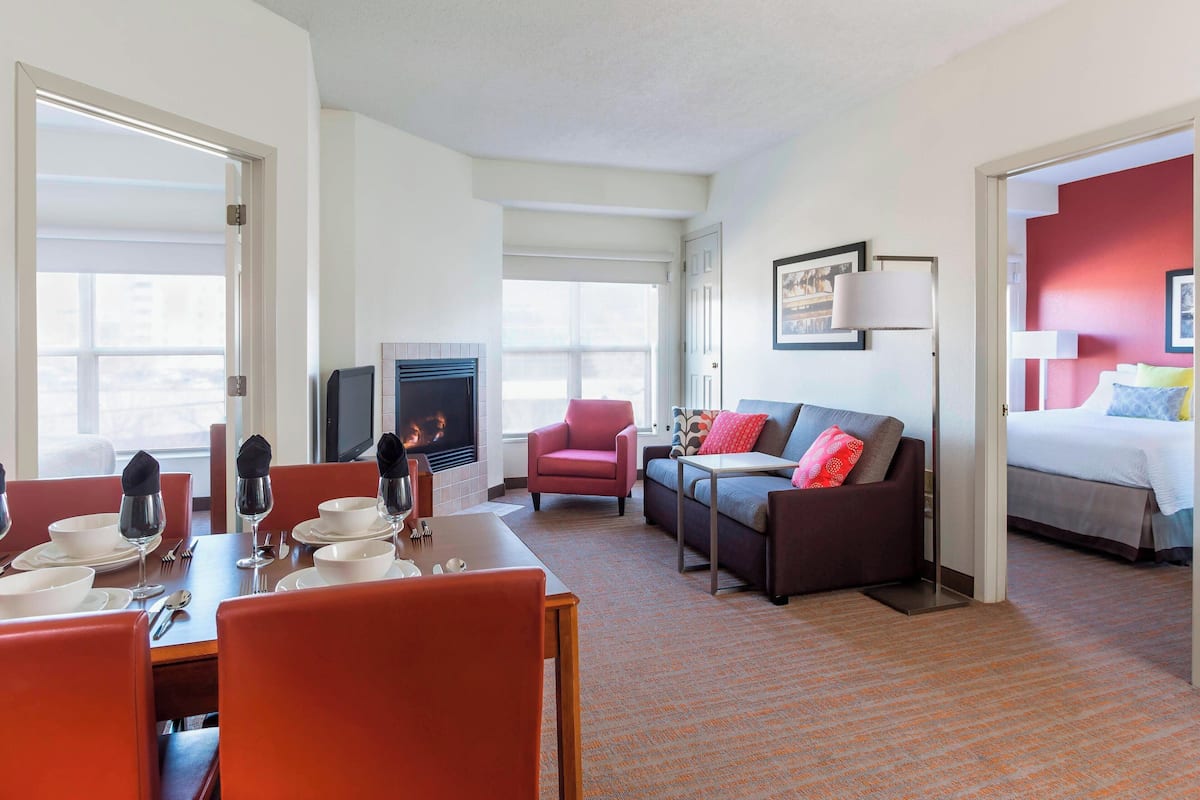 1 bedroom, pillow-top beds, desk, laptop workspace