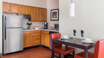 Réfrigérateur, micro-ondes, plaque de cuisson, lave-vaisselle