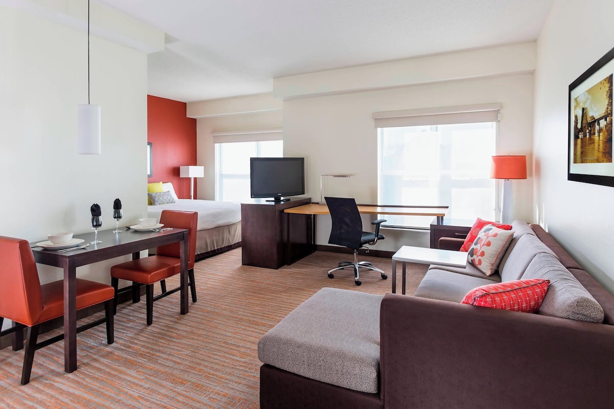 1 bedroom, pillow-top beds, desk, laptop workspace