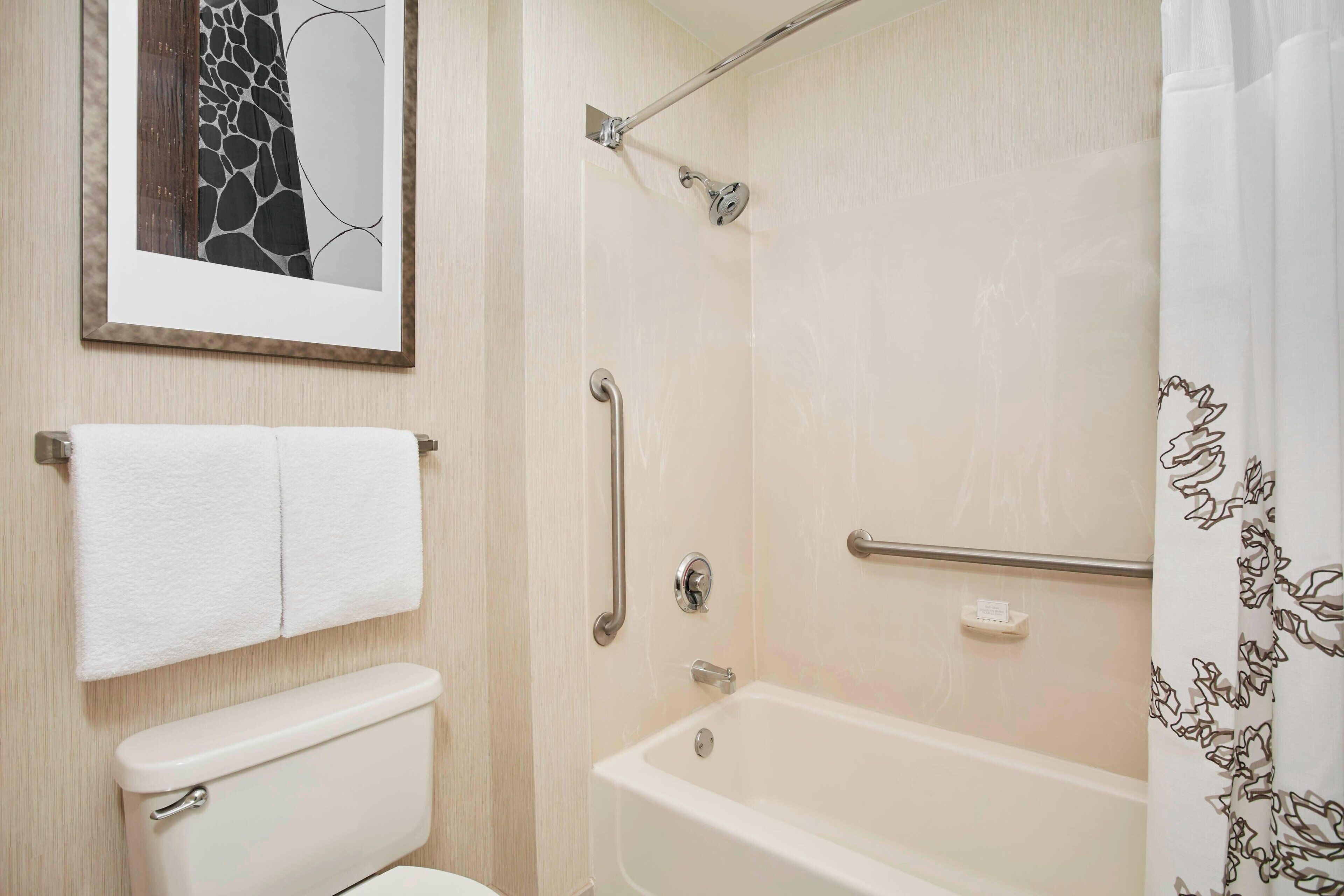 combined shower/bathtub, hair dryer, towels