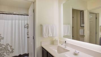 Combined shower/tub, hair dryer, towels