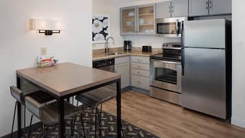 Full-size fridge, microwave, stovetop, dishwasher
