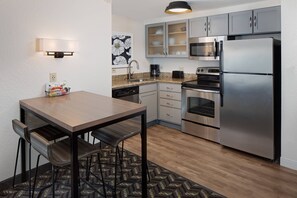 Frigorífico grande, microondas, placa de cocina y lavavajillas