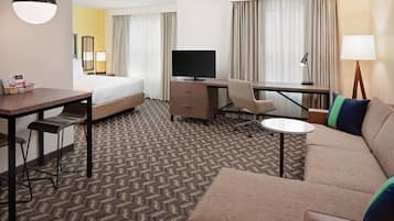 Peralatan tempat tidur premium, peti besi dalam bilik, meja