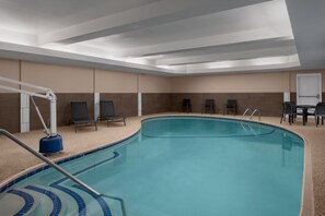 Una piscina cubierta
