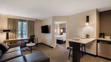 1 bedroom, hypo-allergenic bedding, desk, laptop workspace