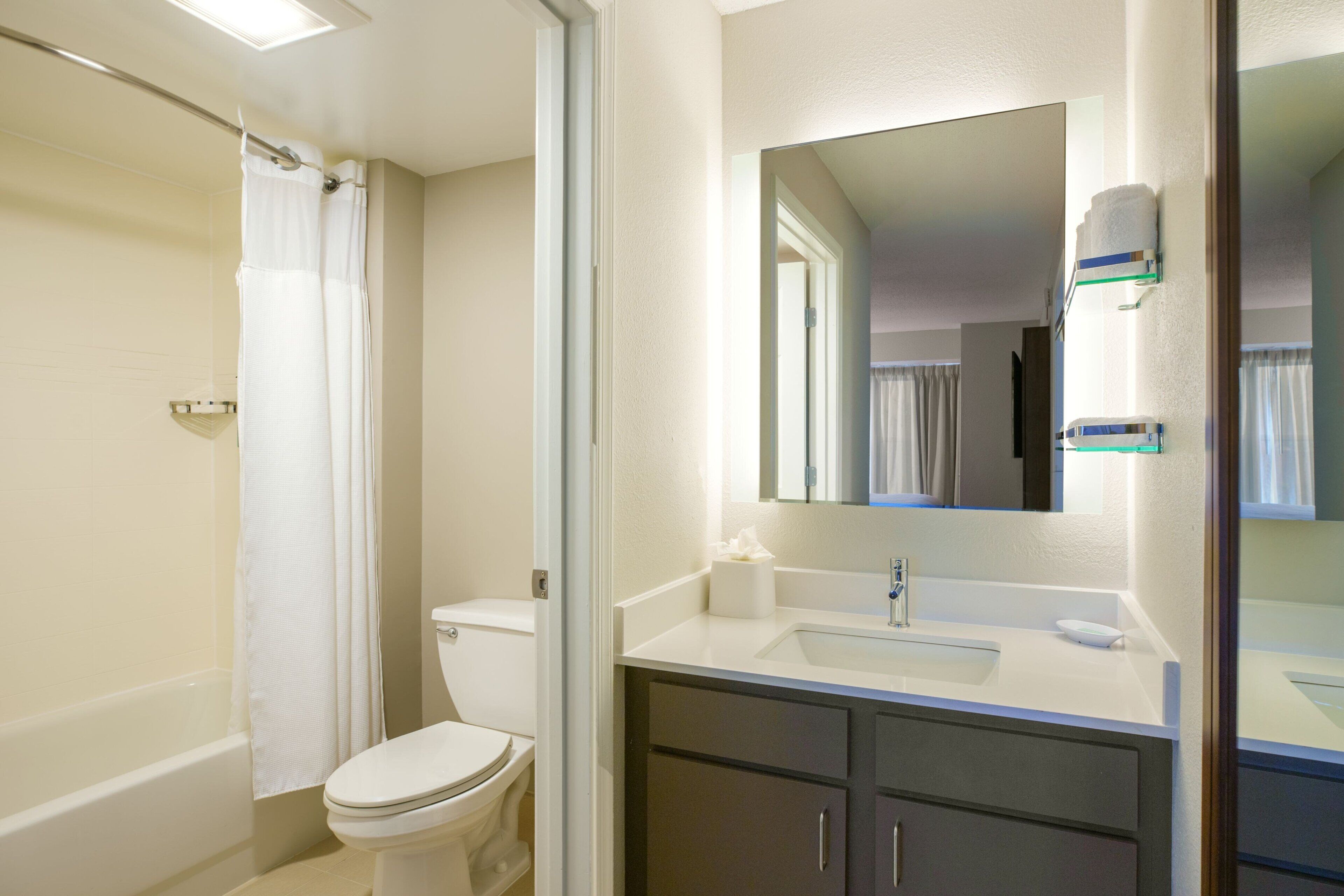 suite, 2 bedrooms | bathroom | free toiletries, hair dryer, towels