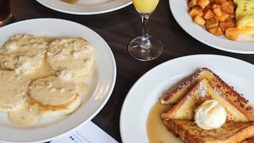 Tägliches nach Wunsch zubereitetes Frühstück gegen Gebühr