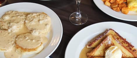 Desayuno a la carta todos los días (con cargo)