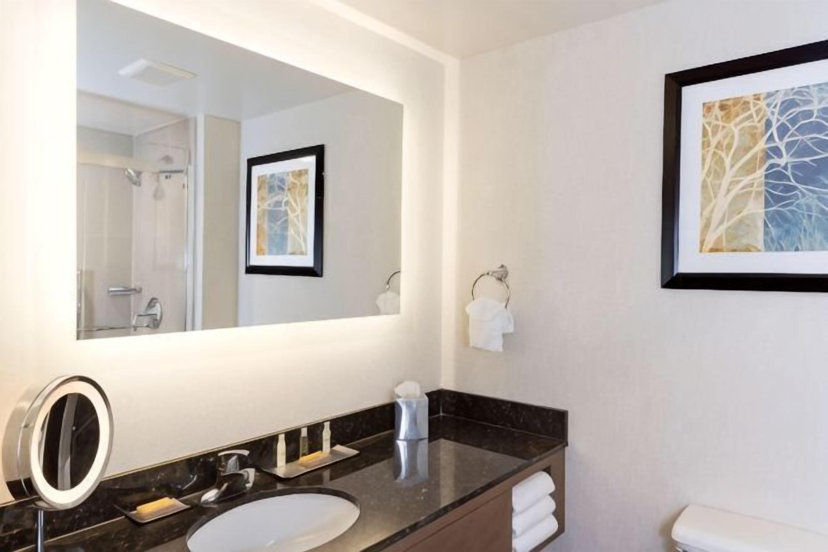 Badezimmer | Duschwanne, kostenlose Toilettenartikel, Haartrockner, Handtücher