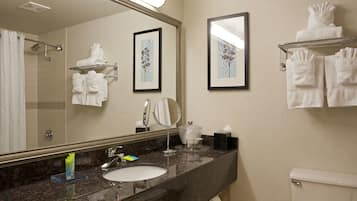 Duschwanne, kostenlose Toilettenartikel, Haartrockner, Handtücher