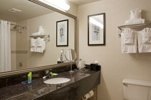 Combined shower/tub, free toiletries, hair dryer, towels - Doubletree by Hilton Pleasant Prairie Kenosha (Pleasant Prairie)