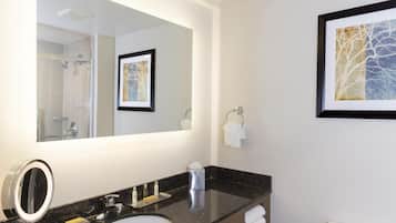 Combined shower/bathtub, free toiletries, hair dryer, towels
