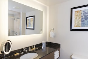 Ducha y bañera combinadas y artículos de higiene personal gratuitos