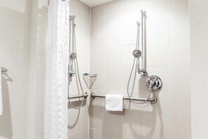 Bathroom shower - Doubletree by Hilton Pleasant Prairie Kenosha (Pleasant Prairie)