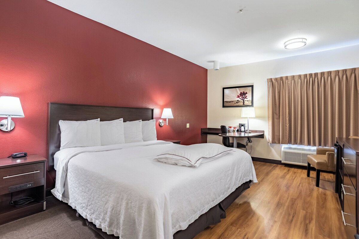 مكتب ومساحة عمل للكمبيوتر المحمول وستائر تعتيم وواي فاي مجانًا
