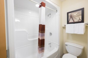 Eco-friendly toiletries, towels, soap, shampoo - Red Roof Inn PLUS+ Austin South – Airport. (Austin)