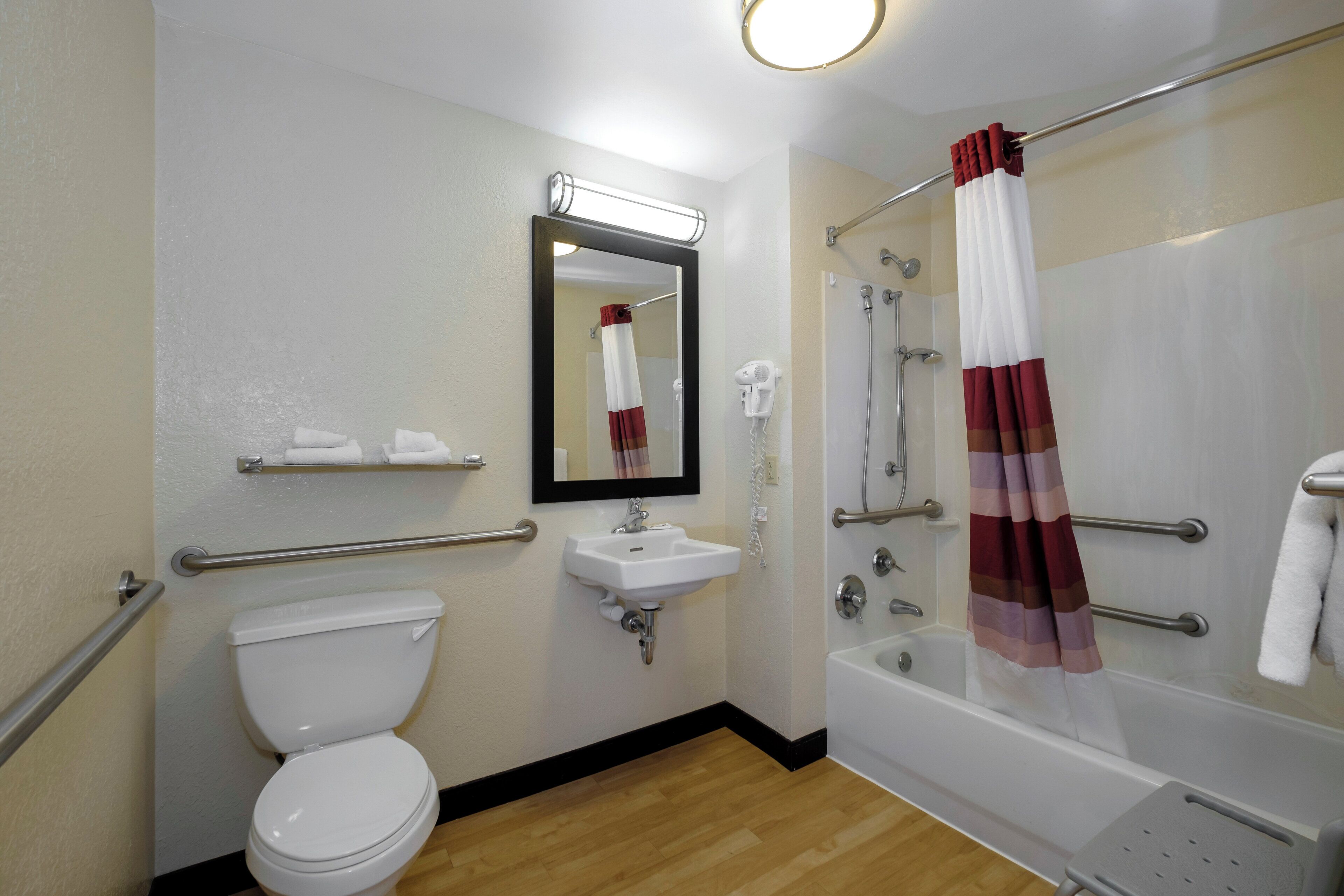 Photo - Red Roof Inn PLUS+ Austin South – Airport.