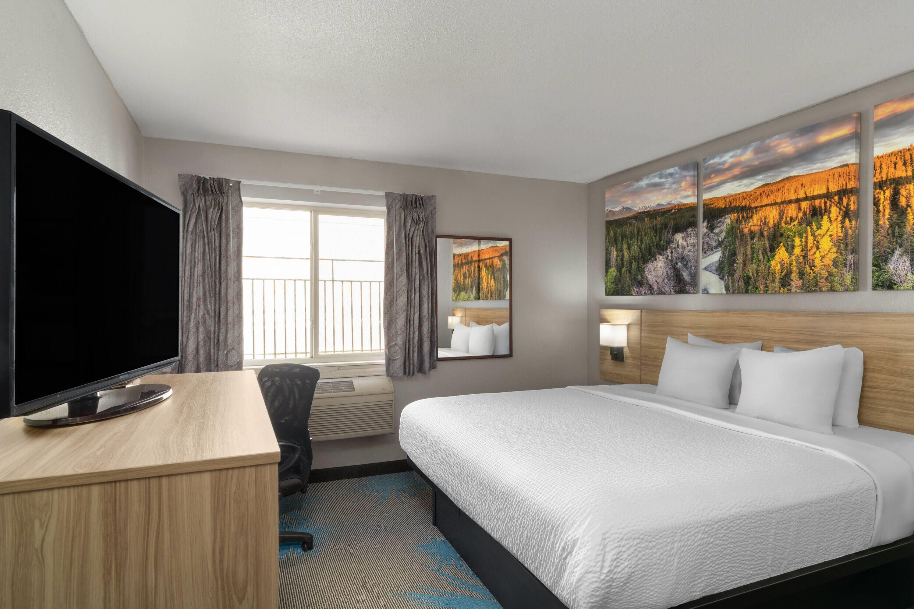 Room, 1 King Bed, Mobility Accessible, Non Smoking (Roll-in Shower) | 1 bedroom, individually decorated, individually furnished, desk