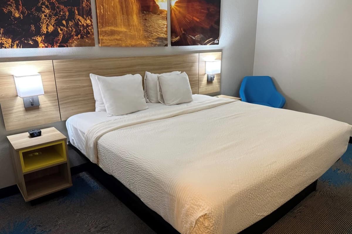 Chambre, 1 très grand lit, accessible aux personnes à mobilité réduite, non-fumeurs (Roll-in Shower) | 1 chambre, décoration personnalisée, ameublement personnalisé, bureau