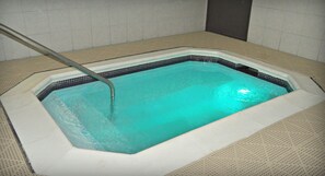 Indoor spa tub