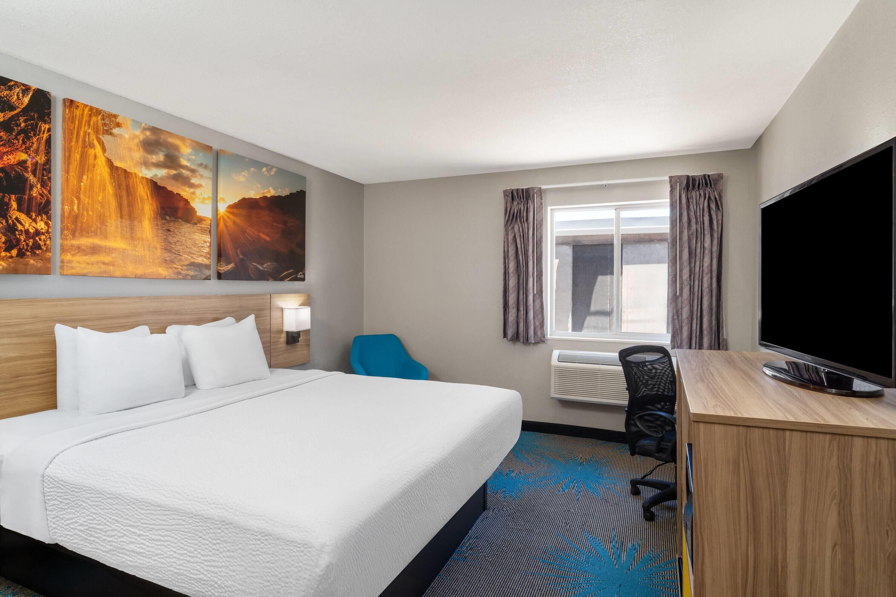 Room, 1 King Bed, Non Smoking | 1 bedroom, individually decorated, individually furnished, desk