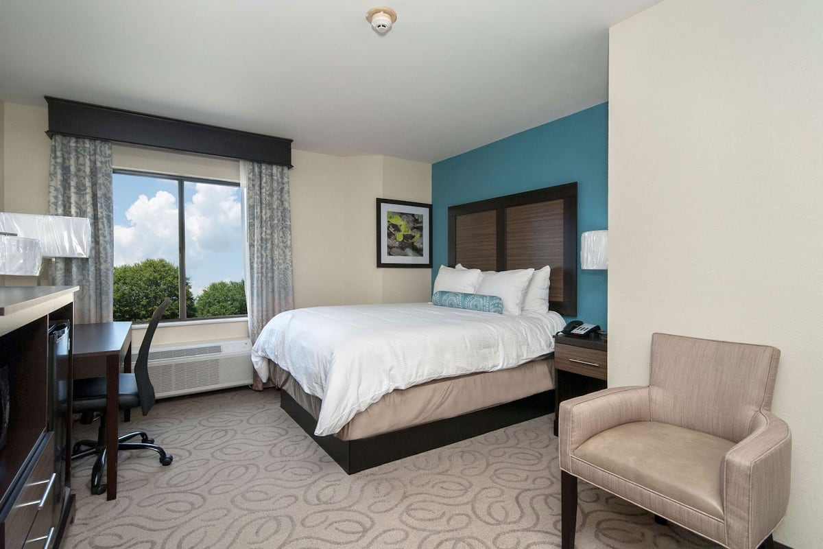 Pillowtop beds, desk, laptop workspace, blackout drapes