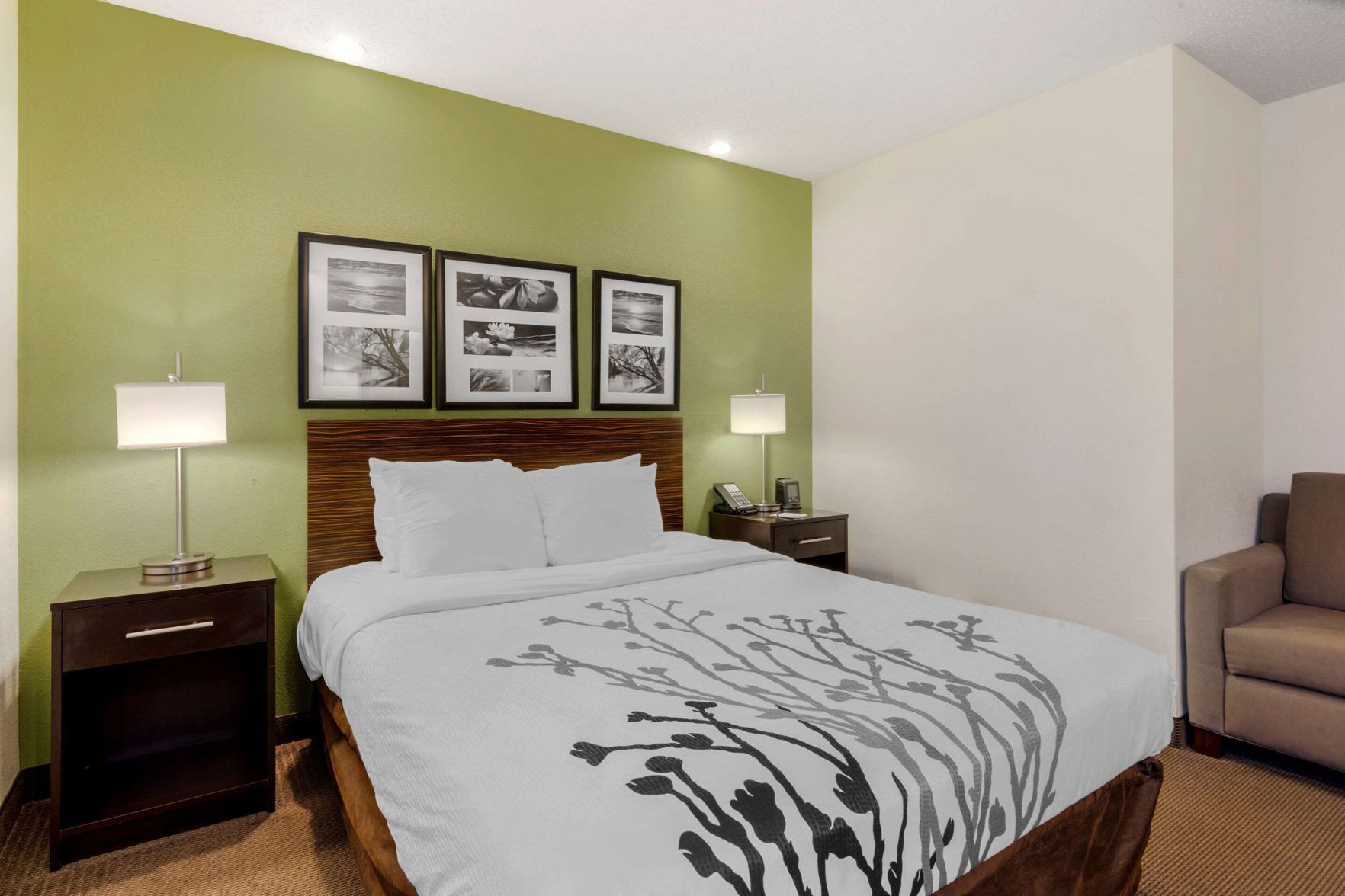 Pillowtop beds, in-room safe, desk, blackout drapes