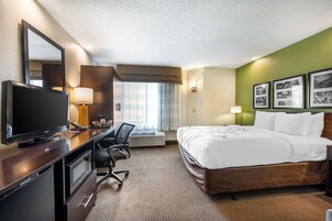 Colchones con pillow-top y caja de seguridad en la habitación 