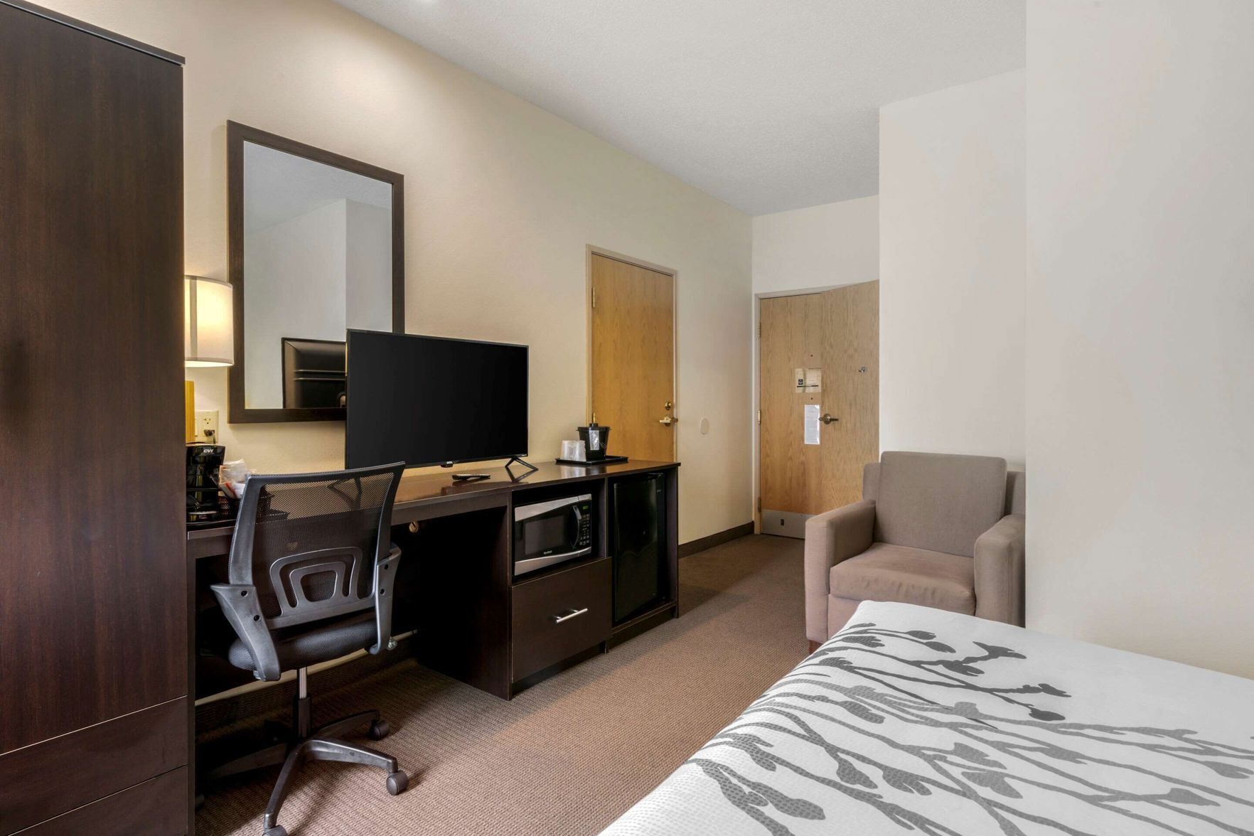 Pillowtop beds, in-room safe, desk, blackout drapes