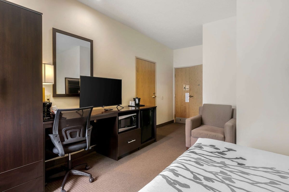Pillowtop beds, in-room safe, desk, blackout drapes