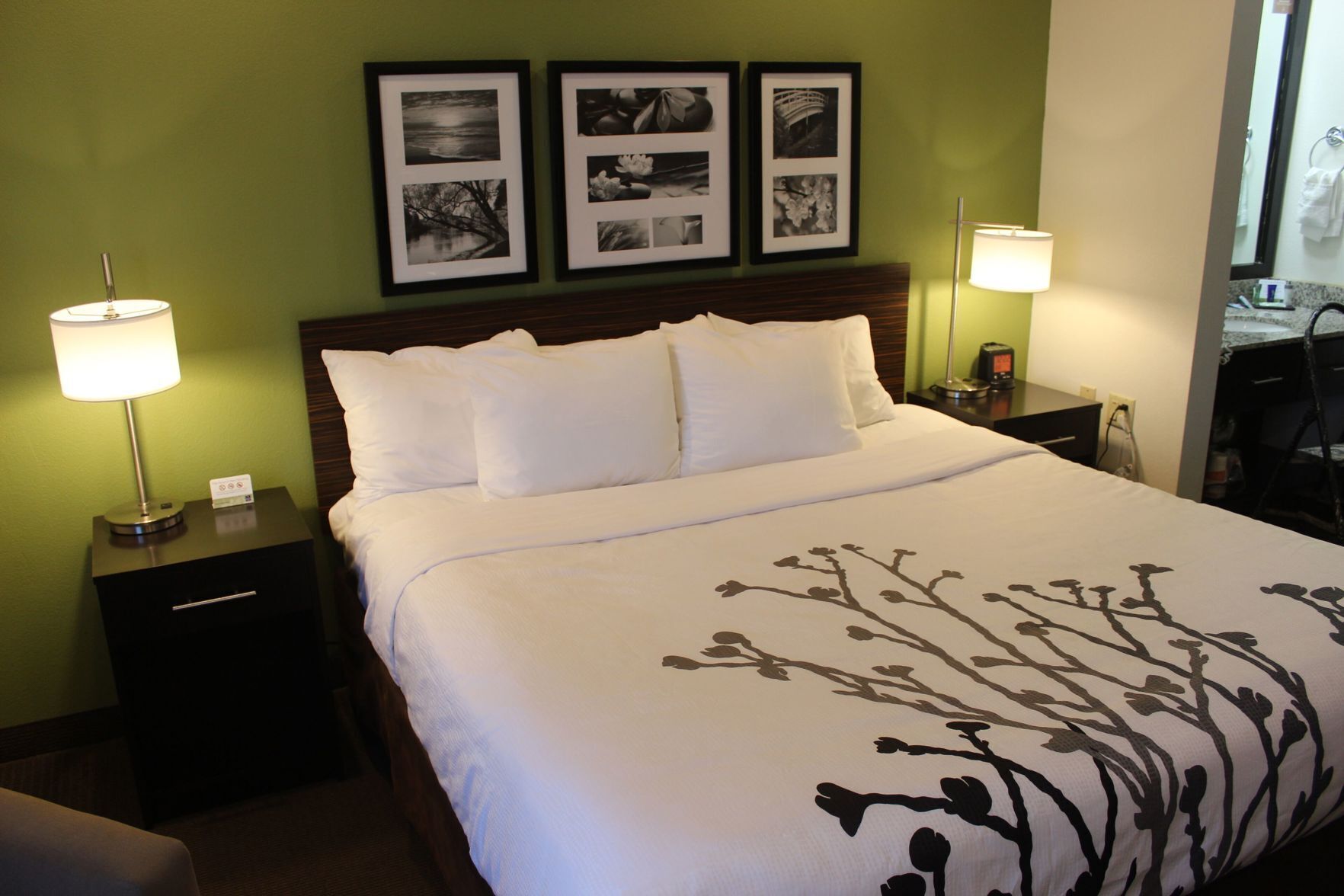 Pillowtop beds, in-room safe, desk, blackout drapes