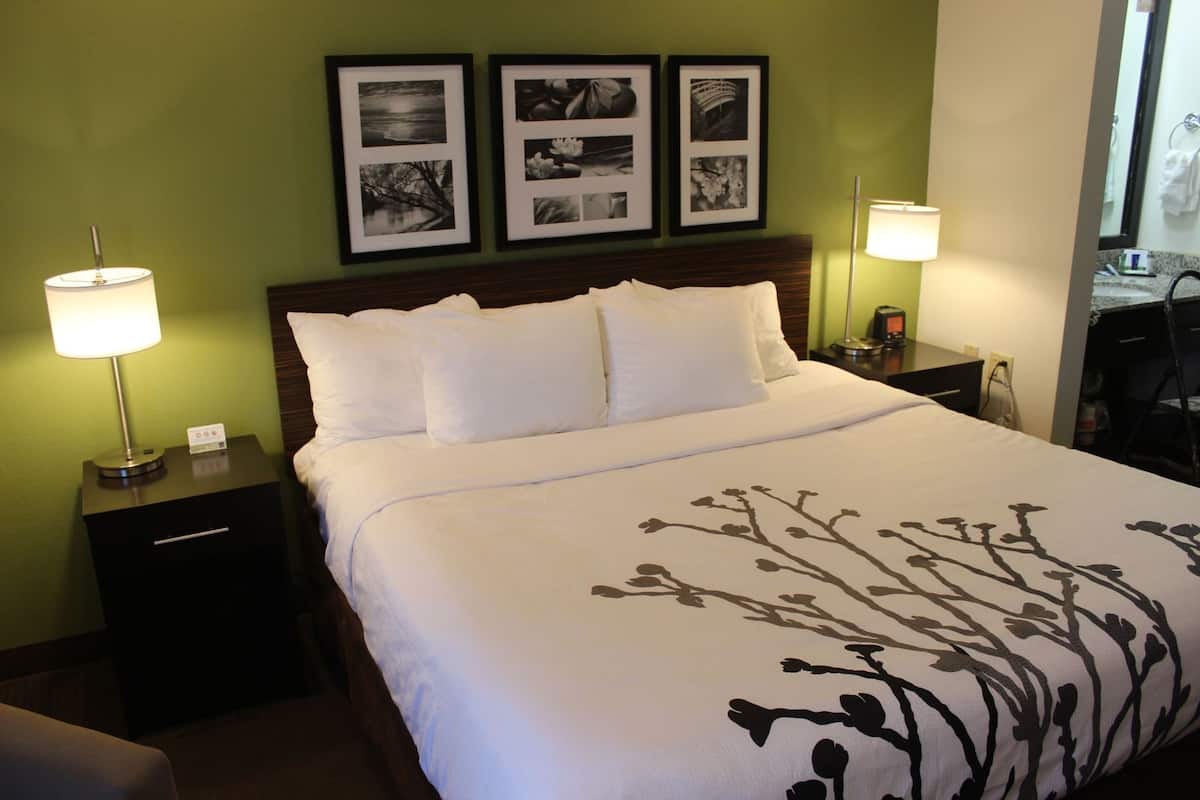 Pillowtop beds, in-room safe, desk, blackout drapes