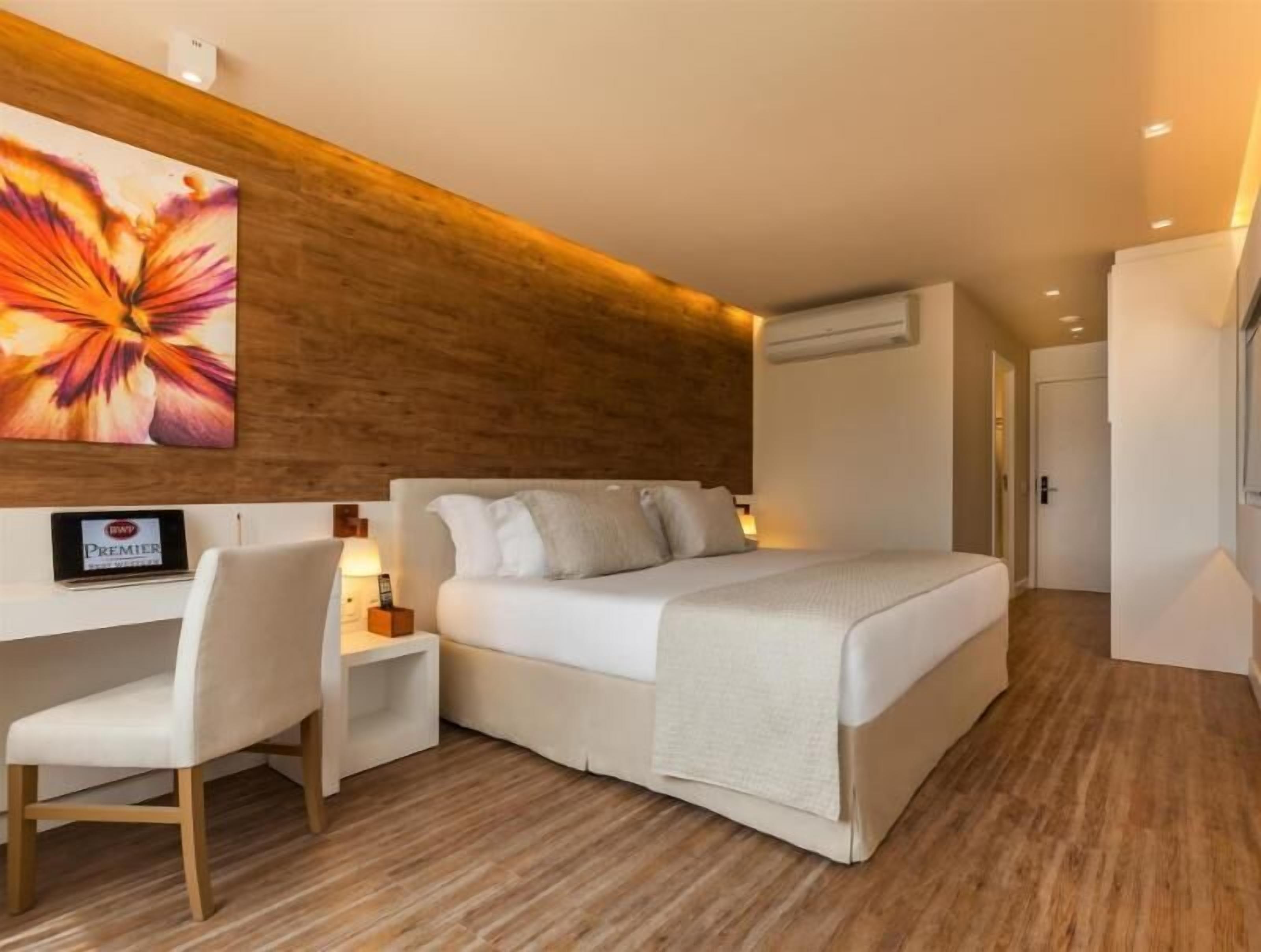 Pillowtop beds, in-room safe, desk, blackout drapes