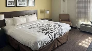 Escritorio, tabla de planchar con plancha y ropa de cama