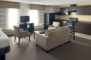 Escritorio, tabla de planchar con plancha y ropa de cama 