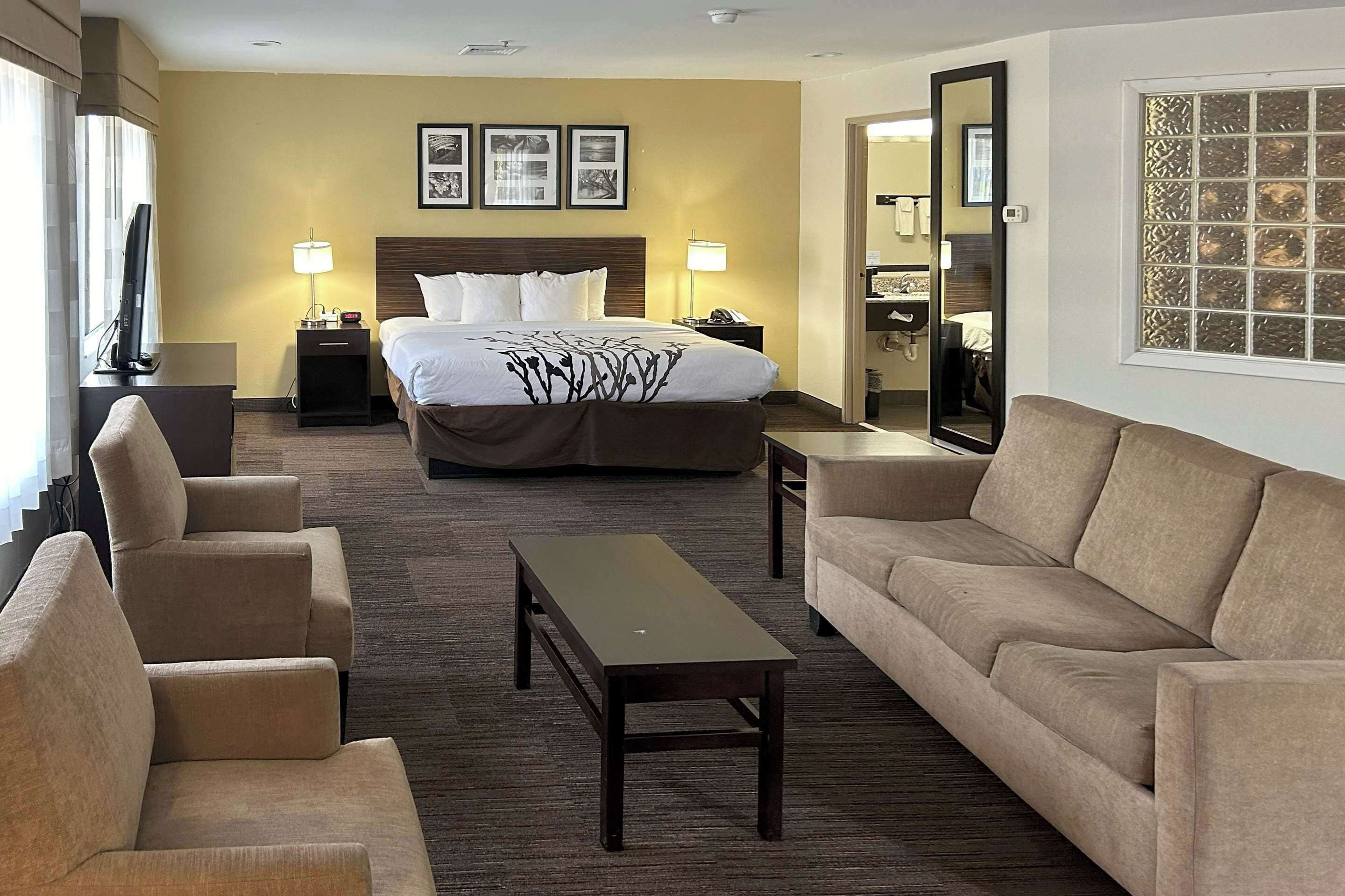 Työpöytä, silitysrauta/-lauta, vuodevaatteet