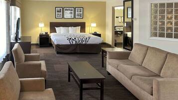 Escritorio, tabla de planchar con plancha y ropa de cama