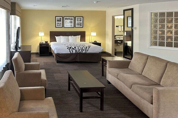 Escritorio, tabla de planchar con plancha y ropa de cama 