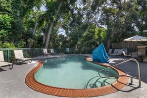 Una piscina al aire libre de temporada