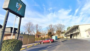 Unclassified image, 3 of 13, button - Economy 7 Inn (Newport News)