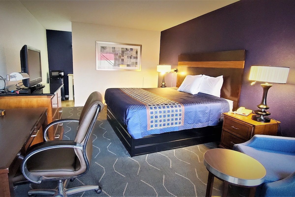Blackout drapes, free WiFi, bed sheets