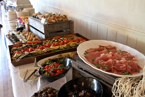 Breakfast, lunch, dinner served; American cuisine